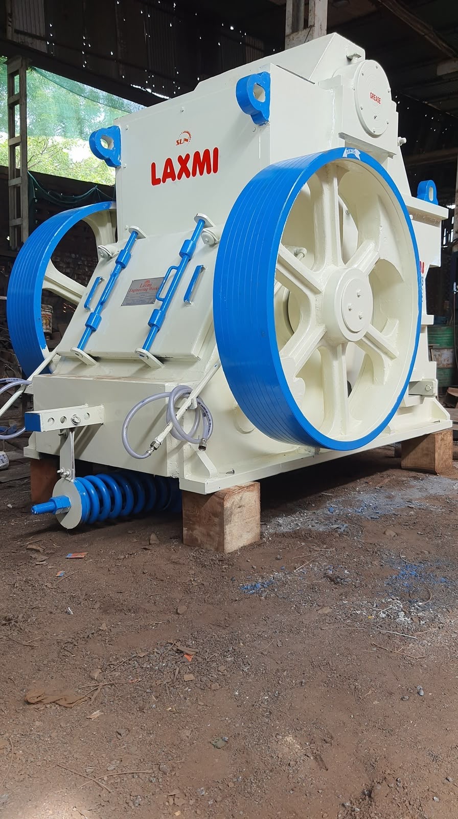 Laxmi oil-type jaw crusher on the workshop floor